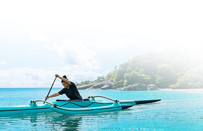 Remador em canoa Va'a
