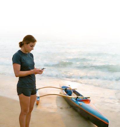 Remadora com canoa Va'a