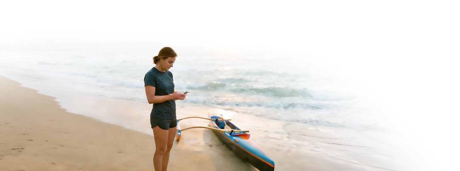 Remadora com canoa Va'a